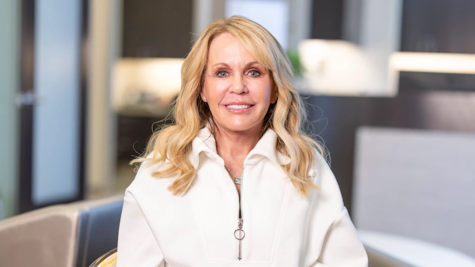 Shauna, a facelift patient, sharing her experience