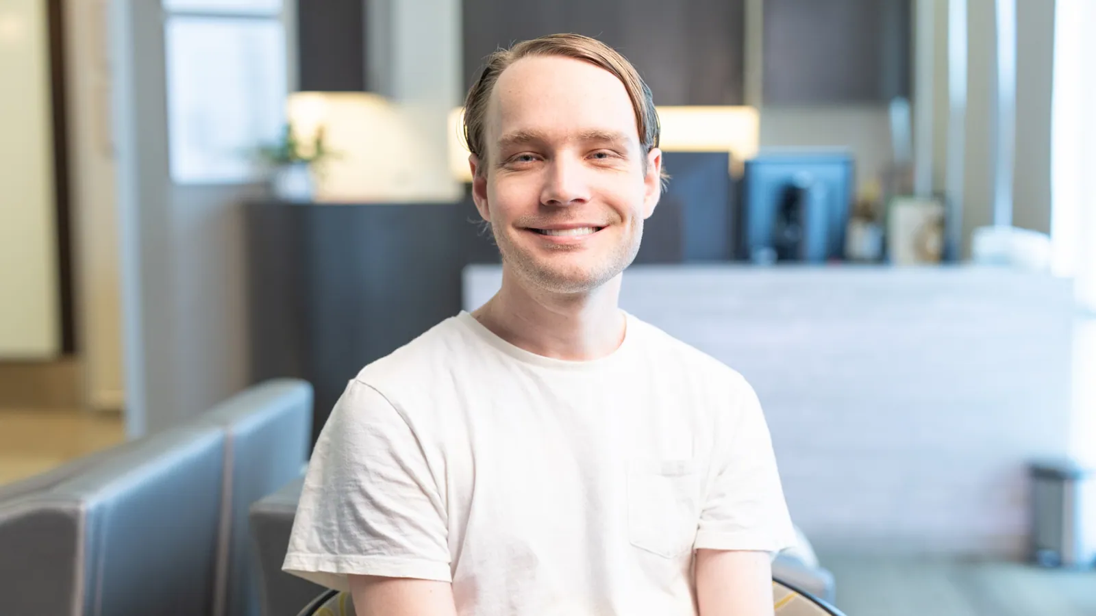 Tomas, a full-arch restoration patient, sharing his experience